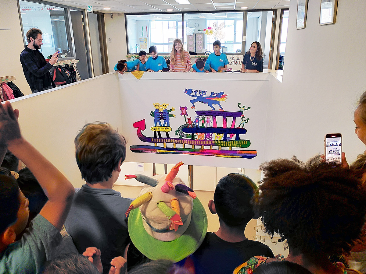 Wandkleed Afra Eisma bij Dalton Kind Centrum Helen Parkhurst foto: Stroom Den Haag