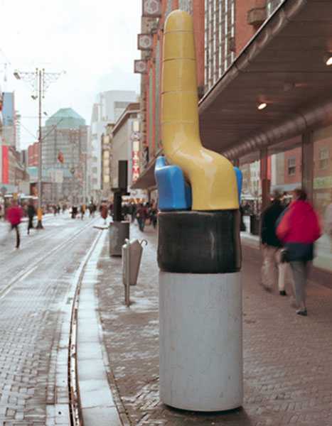 Paul Eluard, 2000, keramiek foto: Renate Boere, Cas Marks, Laurens van der Pool