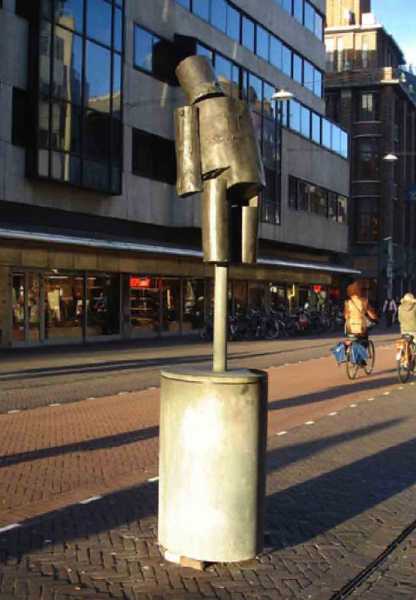 Tom Claassen, 2003, 'Mannetje met losse ledematen', brons foto: Renate Boere, Cas Marks, Laurens van der Pool