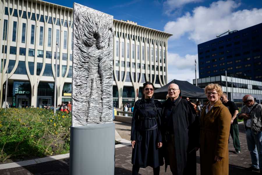 Onthulling Eylem Aladogan, foto: Sander Foederer, courtesy Stroom Den Haag