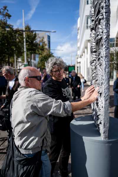 Onthulling Eylem Aladogan, foto: Sander Foederer, courtesy Stroom Den Haag