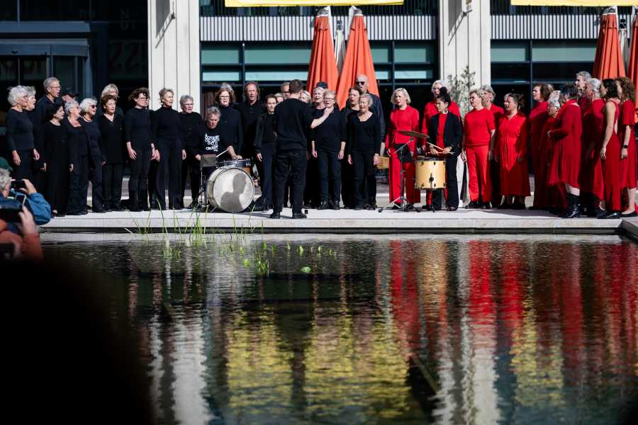 Onthulling Eylem Aladogan, foto: Sander Foederer, courtesy Stroom Den Haag