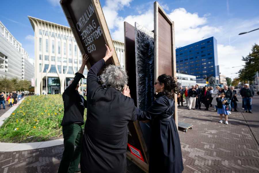Onthulling Eylem Aladogan, foto: Sander Foederer, courtesy Stroom Den Haag