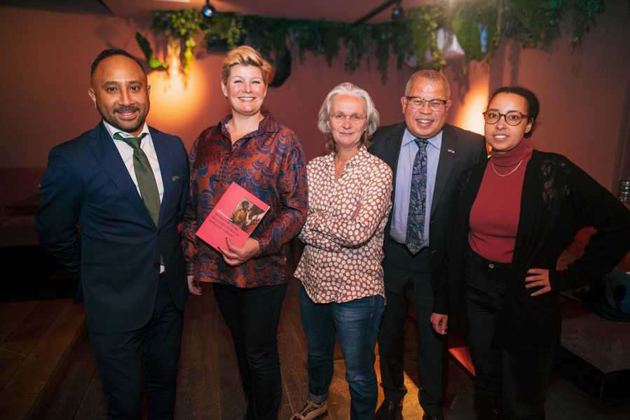 Report presented to Alderman Vavier (left to right: Henry Timisela, Mariëlle Vavier, Annet Zondervan, Lionel Martijn, Lisette van den Berg. photo: Jassir Jonis)