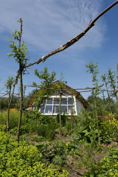 Eetbaar Park paviljoen van Nils Norman (mei 2011) foto: Eric de Vries (courtesy Stroom Den Haag)
