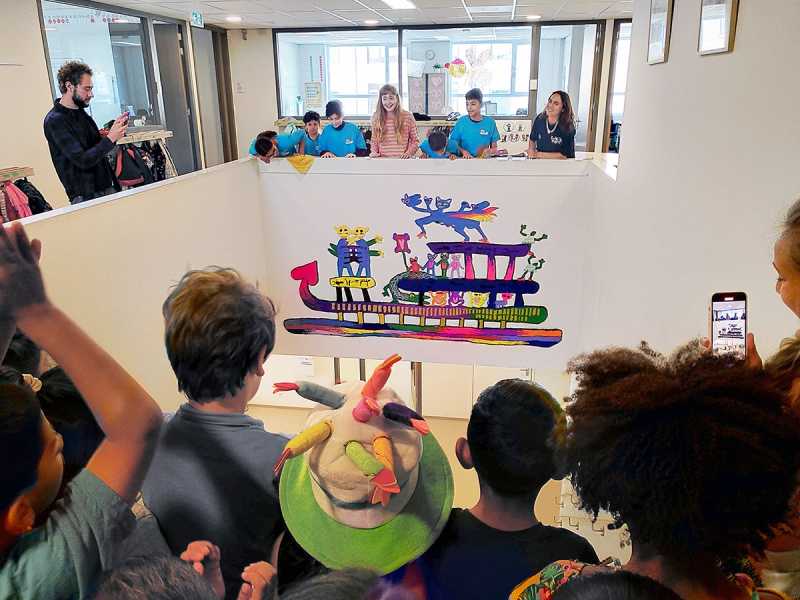 Wandkleed Afra Eisma bij Dalton Kind Centrum Helen Parkhurst foto: Stroom Den Haag