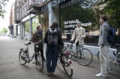 Atelierbezoek Invest Week 2015  foto: Myung Feyen, courtesy Stroom Den Haag
