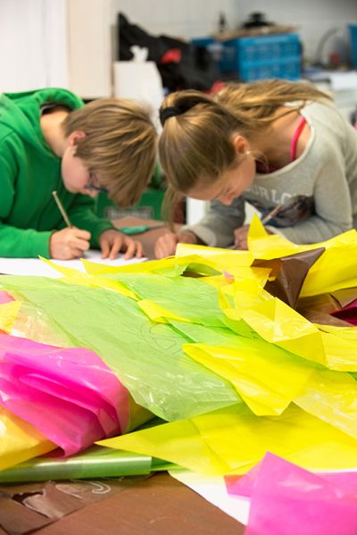 De Betovering 2014: workshop Japanse Vliegers Maken foto: Mylène Siegers, courtesy Stroom Den Haag