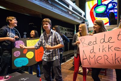 'Holland redt Syrië' op Sorghvliet gymnasium foto: Mylène Siegers, courtesy Stroom Den Haag