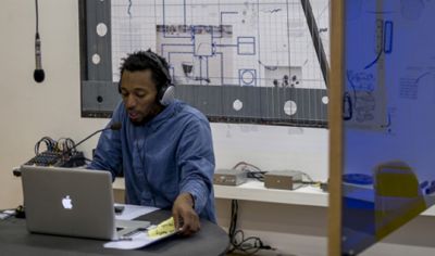 Christian Nyampeta tijdens een van de live radio-uitzendingen foto: © Eric de Vries, courtesy Stroom Den Haag