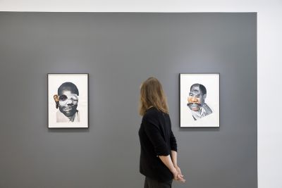 Zaalopname Neo Matloga, 'my hero is always next to me' (2021), Stroom Den Haag foto: Franz Mueller Schmidt. Alle rechten voorbehouden Hartwig Art Foundation