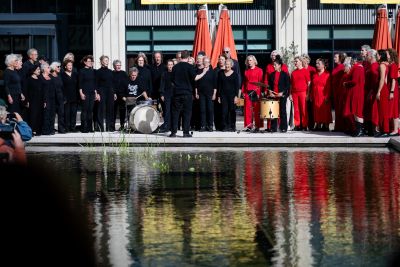 Onthulling Eylem Aladogan, foto: Sander Foederer, courtesy Stroom Den Haag