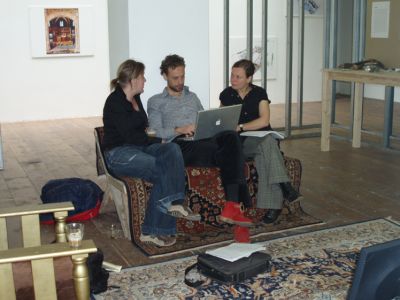 Bram Esser met twee bezoekers foto: Stroom Den Haag