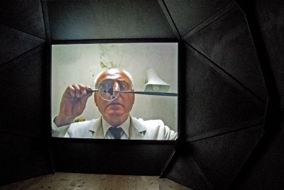 Emre Hüner, Juggernaut (2009), overzicht presentatie bij Stroom foto: Rob Kollaard