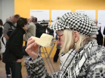 Bezoeker met een werk van Navid Nuur foto: Fred Limburg