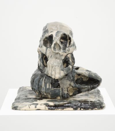 Andrew Lord, two modeled skulls and base, the Bowery, August, 7 pm, 2007, ceramic foto: © Andrew Lord, courtesy Gladstone Gallery, New York