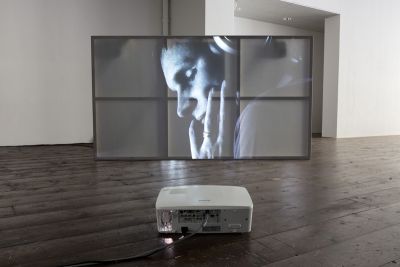 'A Glass Darkly' bij Stroom Den Haag (2014): Imogen Stidworthy, 'Sacha', 2011 foto: Gerrit Schreurs, courtesy Stroom Den Haag