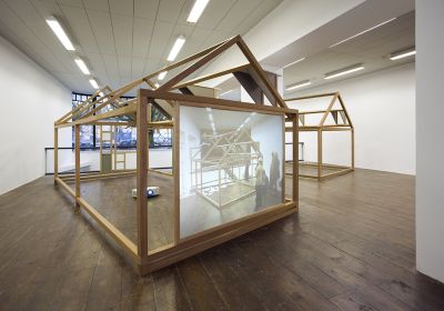 Ângela Ferreira 'Revolutionary Traces', installation view bij Stroom Den Haag, 2014 foto: Hein van Liempd, courtesy Stroom Den Haag