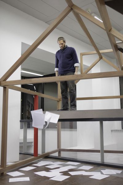 Performance bij opening Ângela Ferreira 'Revolutionary Traces', 6 december 2014 foto: Hein van Liempd, courtesy Stroom Den Haag