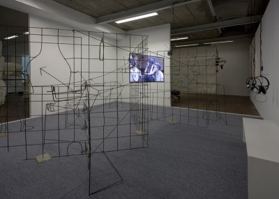 Installation view 'Neil Beloufa: Counting on People' bij Stroom Den Haag, 2015 foto: Hein van Liempd, courtesy Stroom Den Haag