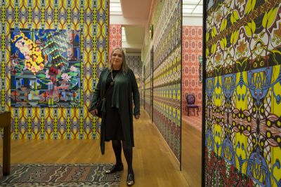 Christie van der Haak in de tentoonstelling 'Sproken / Fairy Tales' foto: Eric de Vries, courtesy Stroom Den Haag