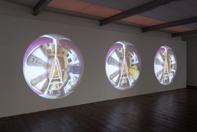 Circles of Focus: The Fall Experiment (overzicht bij Stroom Den Haag) foto: Hein van Liempd, courtesy Stroom Den Haag
