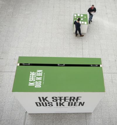 'Ik sterf, dus ik ben' in Atrium City Hall foto: Mylène Siegers, courtesy Stroom Den Haag