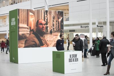 'Ik sterf, dus ik ben' in Atrium City Hall foto: Mylène Siegers, courtesy Stroom Den Haag