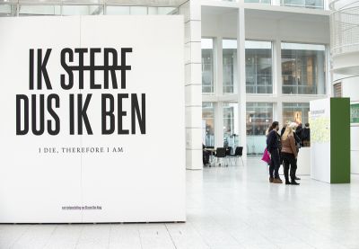 'Ik sterf, dus ik ben' in Atrium City Hall foto: Mylène Siegers, courtesy Stroom Den Haag