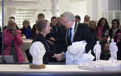 Burgemeester Jozias van Aartsen en kunstenaar Ingrid Mol onthullen het schetsontwerp voor het Juliana Monument foto: Mylène Siegers, courtesy Stroom Den Haag