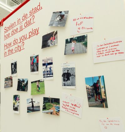Speel je stad, wand met foto's van bezoekers foto: Eric de Vries, courtesy Stroom Den Haag
