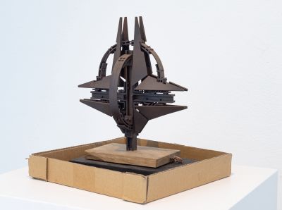 Juul Hondius, To Unveil a Star, Scale model with column and cardboard box, in Galerie Akinci 2021, © foto Peter Tijhuis, courtesy Galerie Akinci
