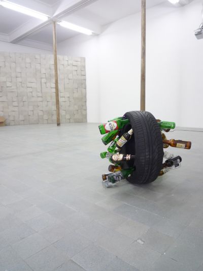 Quentin Armand ‘100% bouteilles de bières’, Ryan Gander ‘To Slow down the Spectator’s Eye’ foto: Stroom Den Haag