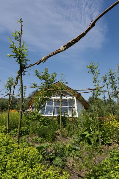 Eetbaar Park paviljoen van Nils Norman (mei 2011) foto: Eric de Vries (courtesy Stroom Den Haag)