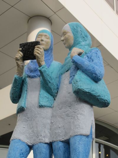 Tony van de Vorst, onthulling 'Vriendinnen', 2014 foto: Stroom Den Haag