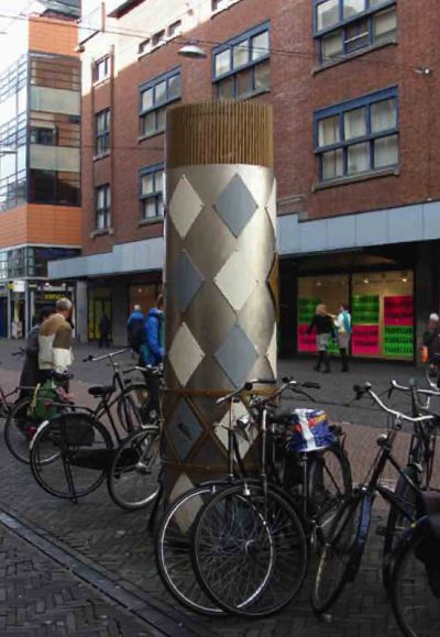 Sonja Oudendijk, Bellevue-toren, 1993, R.v.s., messing en email foto: Renate Boere, Cas Marks, Laurens van der Pool