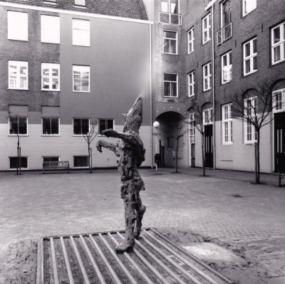 Ingrid Rollema, 'Weer- of geenweerwolf in schaapskleren' foto: Rob Kollaard, courtesy Stroom Den Haag