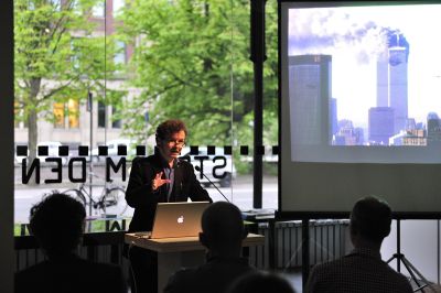 Lezing Dario Gamboni en Florian Göttke, foto: Andre. P. Meyer, courtesy Stroom Den Haag