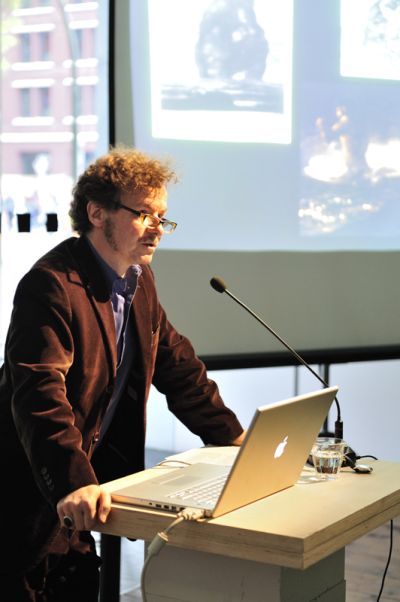 Lezing Dario Gamboni en Florian Göttke, foto: Andre. P. Meyer, courtesy Stroom Den Haag