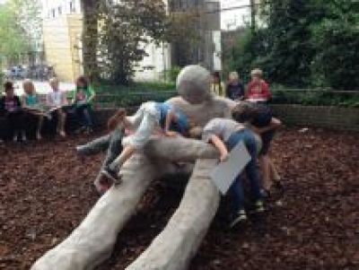 Sigrid Adriaens, ‘Avatar - Omarmt’ foto: courtesy Willemsparkschool